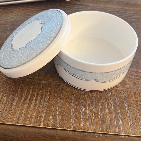 Wedgwood Venice Jewelry Box ring box Light Blue & White Bone China with BOX - Picture 2 of 4